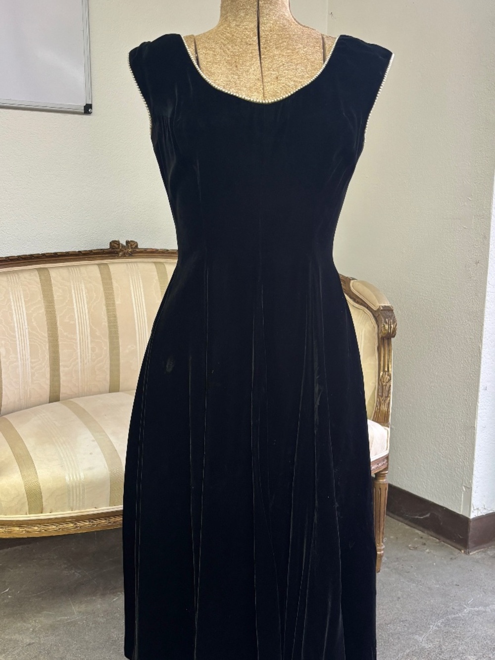 Elegant Velvet 80s Vintage Dress